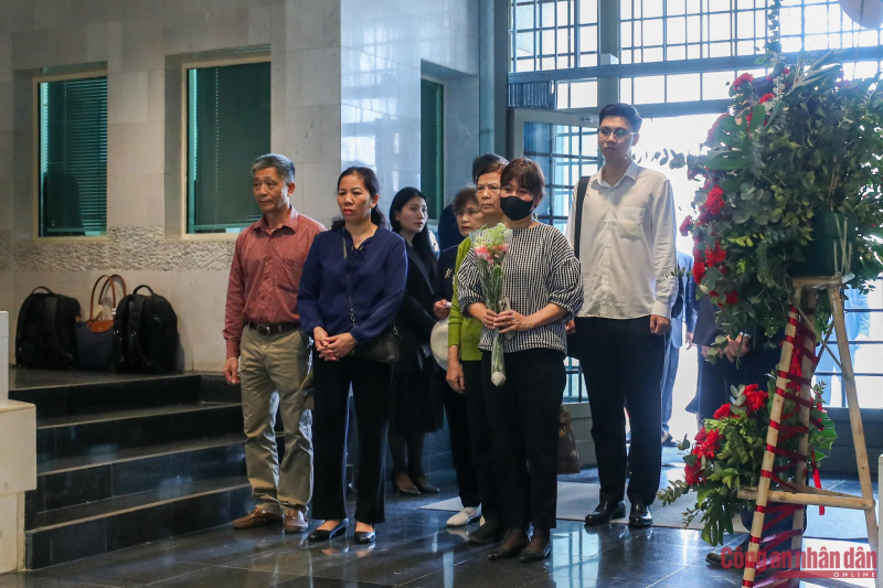 Phó Thủ tướng Trần Hồng Hà viếng và ghi sổ tang chia buồn tại Đại sứ quán Nga -0