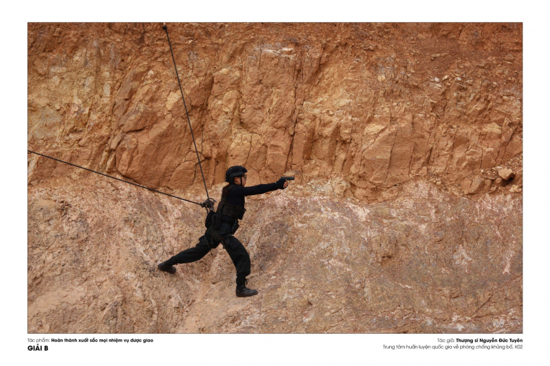 Những khoảnh khắc ấn tượng của Cảnh sát Cơ động qua ống kính đồng đội và nghệ sĩ -0