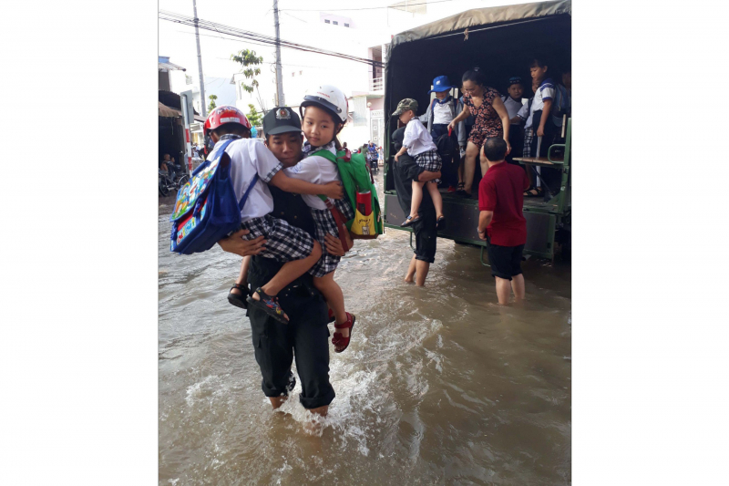 Những khoảnh khắc ấn tượng của Cảnh sát Cơ động qua ống kính đồng đội và nghệ sĩ -0