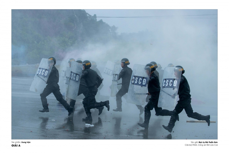 Những khoảnh khắc ấn tượng của Cảnh sát Cơ động qua ống kính đồng đội và nghệ sĩ -0