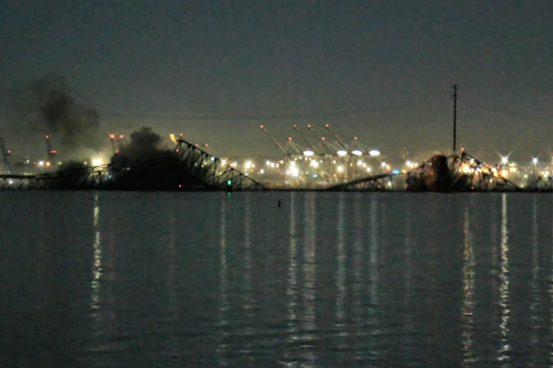 Cầu cảng ở Mỹ bị sập sau khi bị thuyền lớn đâm phải -0