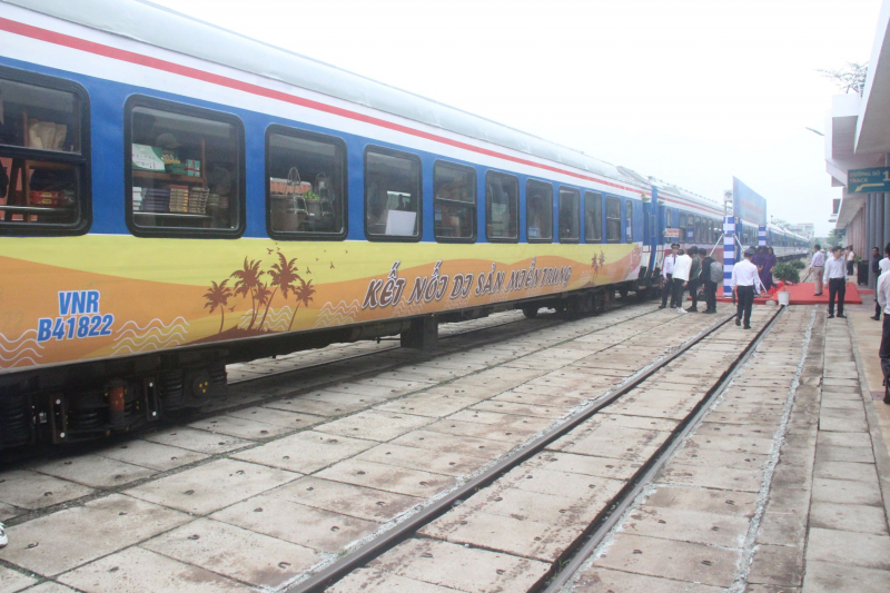 Đoàn tàu “Kết nối di sản miền Trung” chính thức hoạt động phục vụ du khách -0