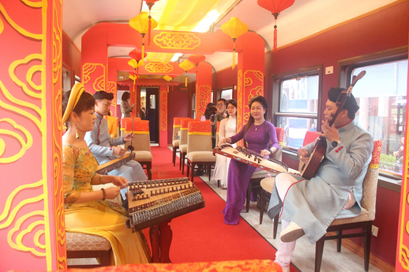 Đoàn tàu “Kết nối di sản miền Trung” chính thức hoạt động phục vụ du khách -0