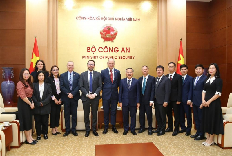 Deputy Minister Nguyen Van Long receives Under-Secretary at UK Foreign, Commonwealth and Development Office  -0