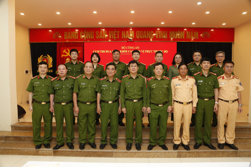 Cụm thi đua số 5 - Khối các đơn vị trực thuộc Bộ  ký giao ước phong trào thi đua 