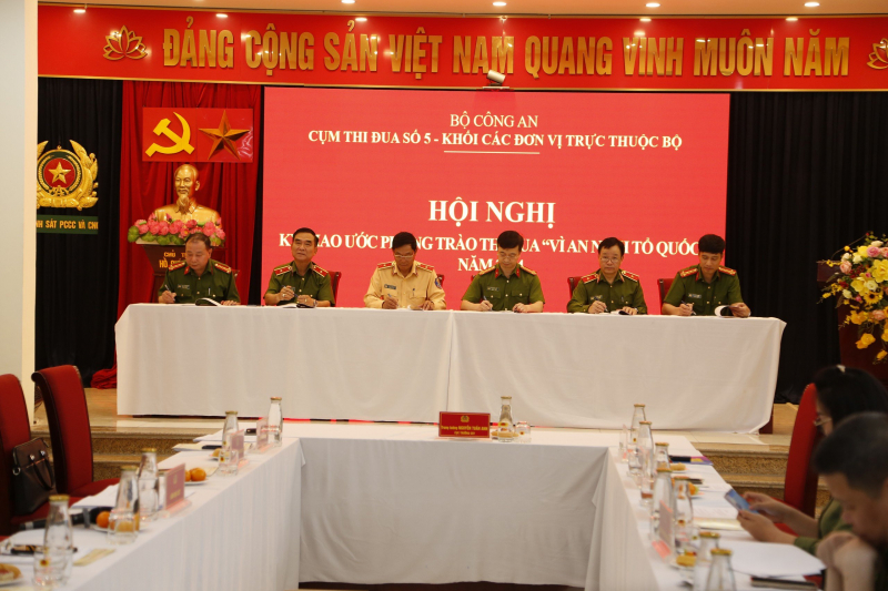 Cụm thi đua số 5 - Khối các đơn vị trực thuộc Bộ  ký giao ước phong trào thi đua 