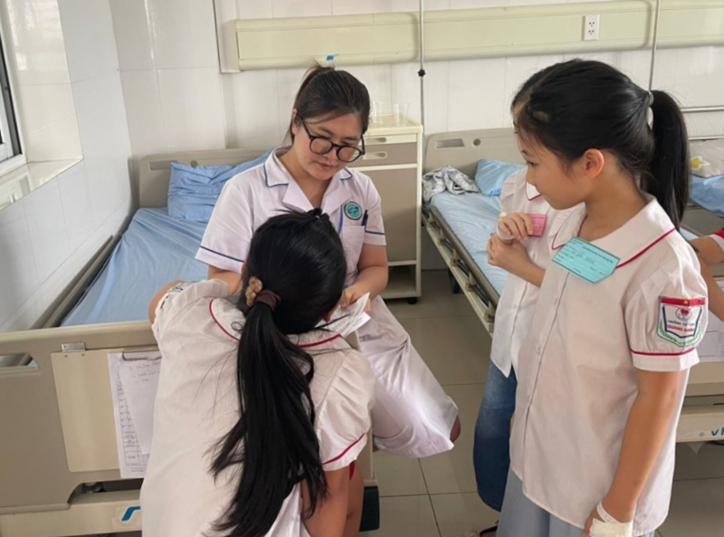 Làm rõ nguyên nhân 33 học sinh có biểu hiện ngộ độc sau bữa ăn bán trú -0