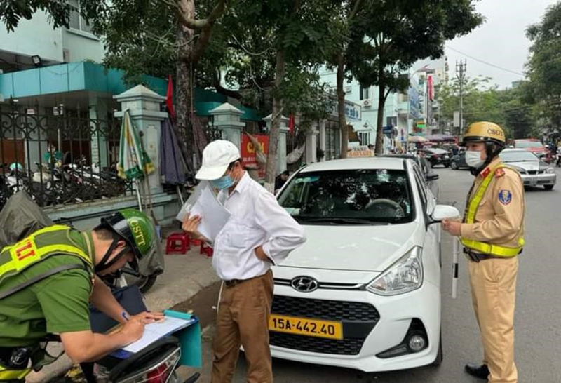 Chủ xe ô tô Hải Phòng nháo nhác tìm chỗ đỗ trước “lệnh cấm” -0