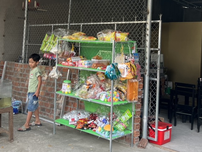 Hàng chục học sinh bị ngộ độc, nghi do ăn quà vặt  -0