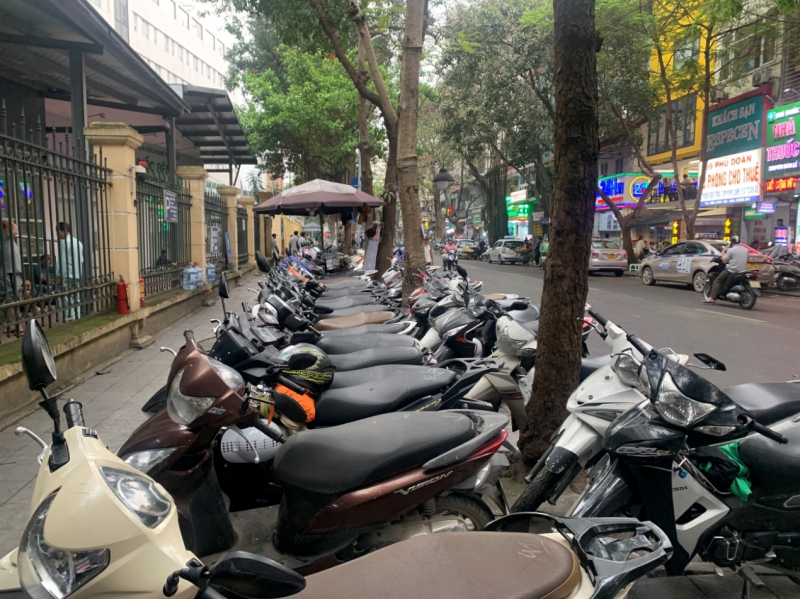 Kiến nghị thu phí không dùng tiền mặt với tất cả các điểm trông giữ xe ô tô trên địa bàn quận Hoàn Kiếm -0