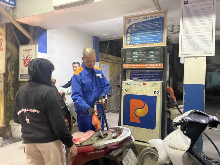 Giá xăng RON95-III tiếp tục tăng 532 đồng/lít -0