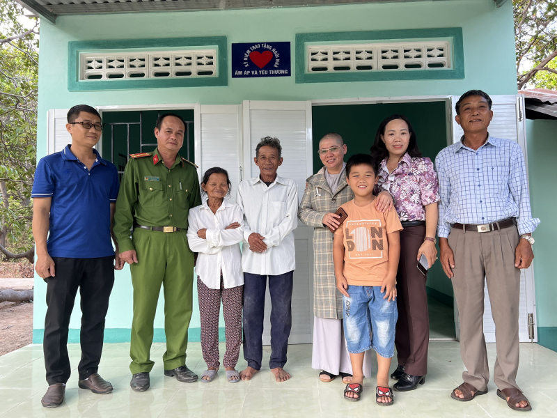 Trại tạm giam Công an tỉnh Ninh Thuận trao tặng nhà tình nghĩa cho người dân -0