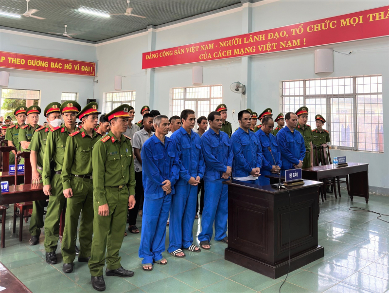 21 bị cáo lãnh hơn 50 năm tù về tội hủy hoại tài sản -0