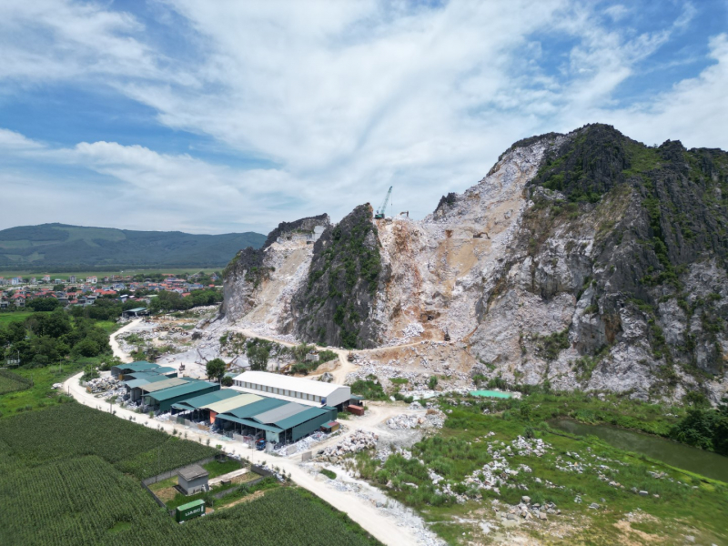 Nổ mìn văng đá hư hỏng 35 mái nhà của người dân -0