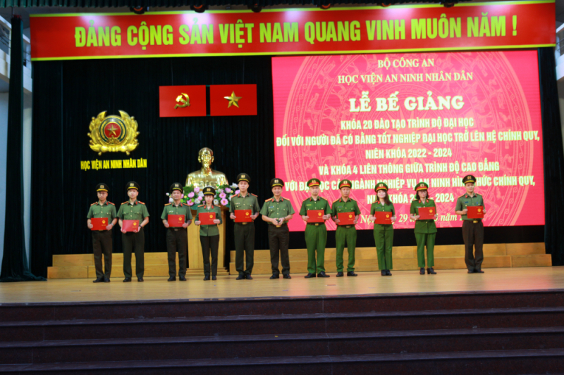 Học viện ANND trao bằng tốt nghiệp cho học viên Khóa 20 đào tạo văn bằng 2 -0