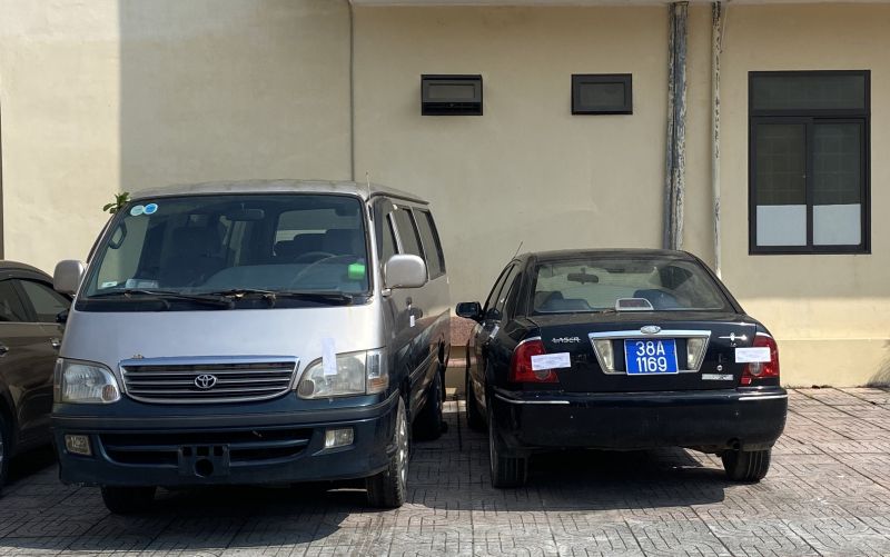 Tạm giữ 2 xe ô tô cùng gắn biển xanh 38A – 1169 -0