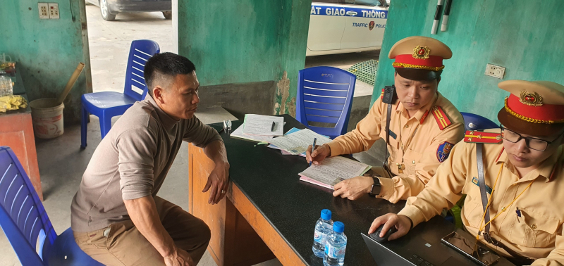 Liên tiếp phát hiện lái xe sử dụng bằng giả để qua mặt lực lượng chức năng -0