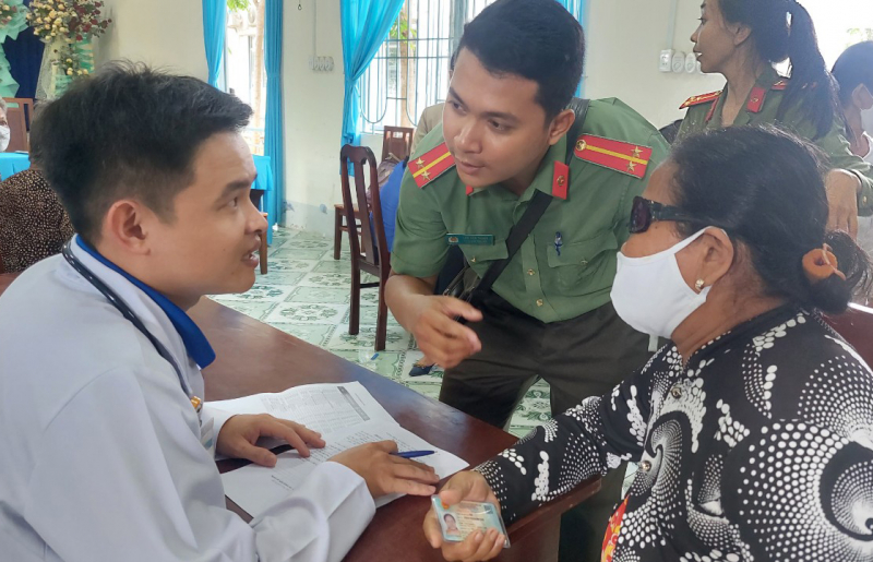 “Nắng ấm vùng biên”, chương trình ý nghĩa của tuổi trẻ Công an Sóc Trăng -0