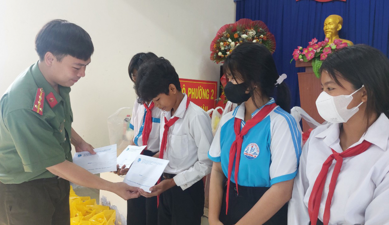 “Nắng ấm vùng biên”, chương trình ý nghĩa của tuổi trẻ Công an Sóc Trăng -0