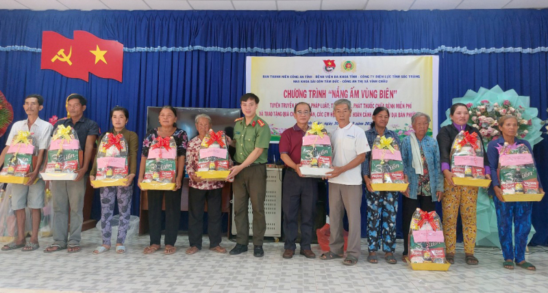“Nắng ấm vùng biên”, chương trình ý nghĩa của tuổi trẻ Công an Sóc Trăng -1