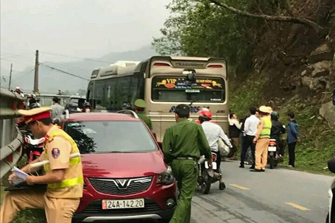 Hệ thống phanh bị hỏng, xe ô tô tự lao xuống ta luy âm. -0