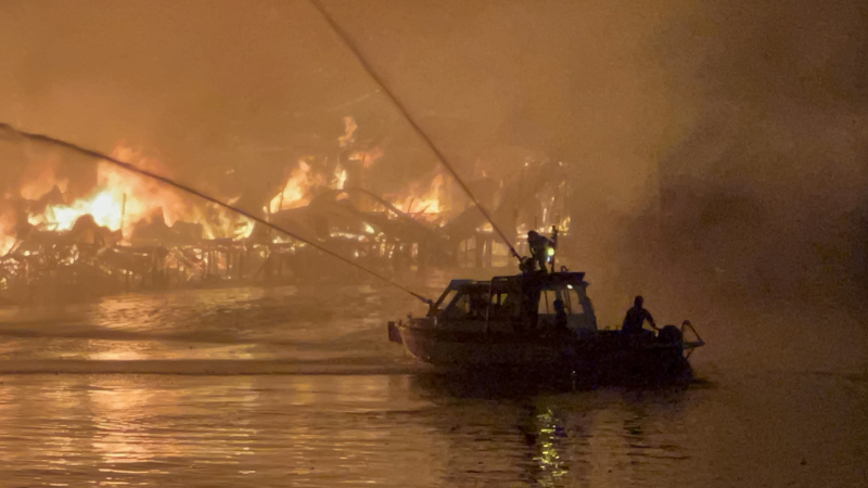 Huy động ca nô chữa cháy dãy nhà ven kênh Tàu Hủ -1