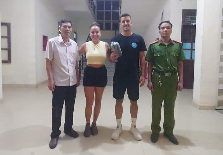 Du khách Tây Ban Nha viết thư cảm ơn Công an khi giúp họ tìm lại được tài sản -0