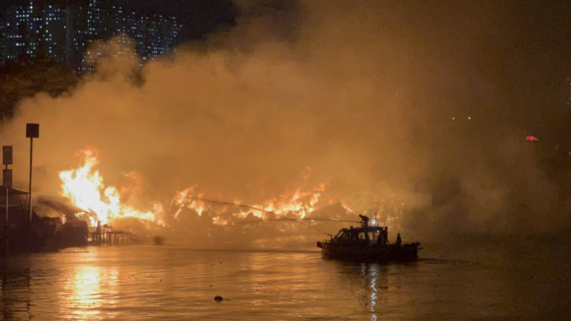 Huy động ca nô chữa cháy dãy nhà ven kênh Tàu Hủ -2