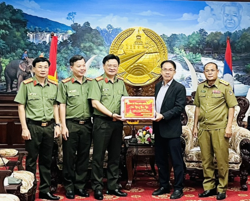 Đoàn công tác Công an tỉnh Thừa Thiên Huế thăm, chúc Tết Bunpimay Lào -0