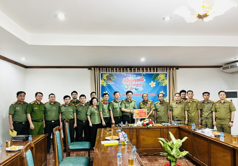 Đoàn công tác Công an tỉnh Thừa Thiên Huế thăm, chúc Tết Bunpimay Lào -0