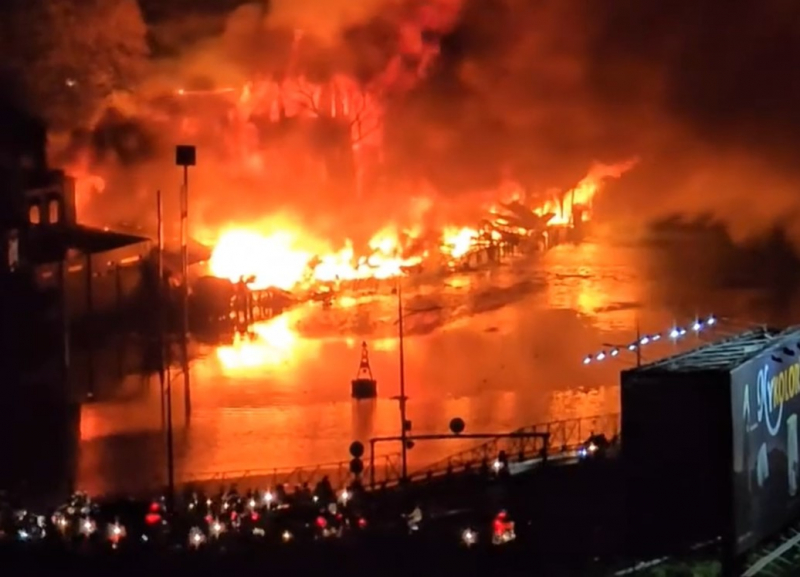 Huy động ca nô chữa cháy dãy nhà ven kênh Tàu Hủ -0