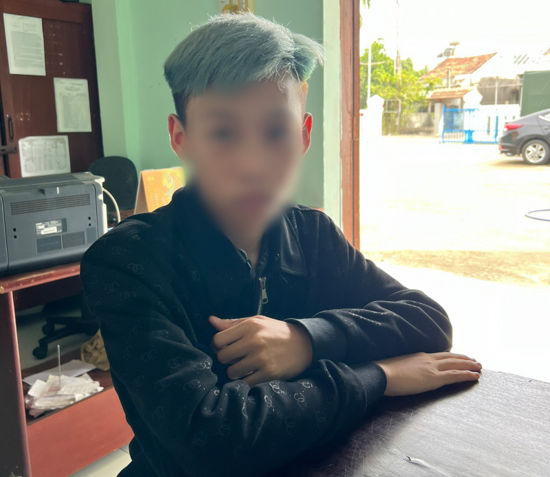 Xử phạt nam thiếu niên diễn trò điều khiển xe máy bằng... chân  -0