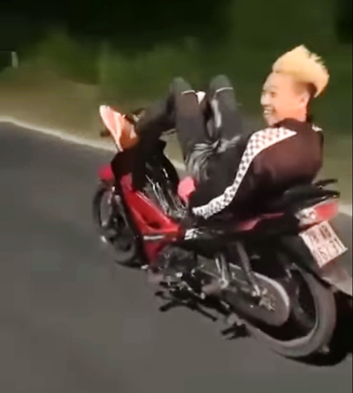 Xử phạt nam thiếu niên diễn trò điều khiển xe máy bằng... chân  -0