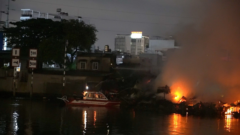 Huy động ca nô chữa cháy dãy nhà ven kênh Tàu Hủ -0