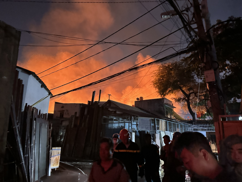 Huy động ca nô chữa cháy dãy nhà ven kênh Tàu Hủ -0