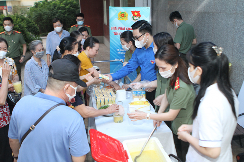 “Nồi cháo nghĩa tình” ấm lòng người bệnh -0