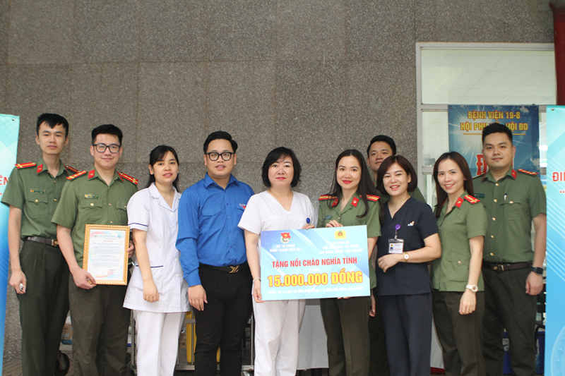 “Nồi cháo nghĩa tình” ấm lòng người bệnh -0