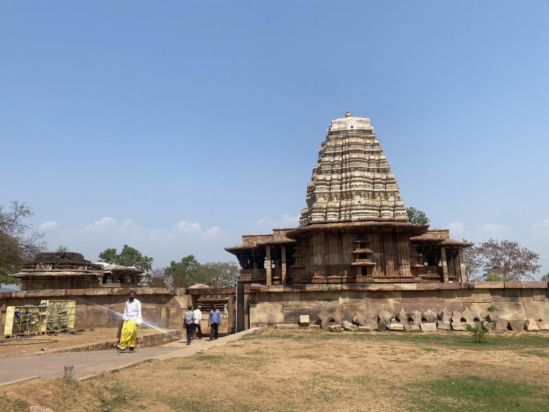 Thăm ngôi đền hơn 800 năm tuổi được xây dựng trên cát -0