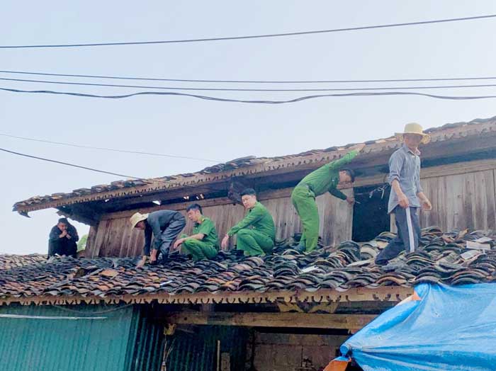 Công an xã hỗ trợ người dân khắc phục hậu quả do mưa đá, dông lốc gây ra -1