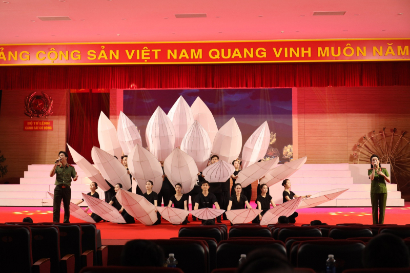Trên 500 nghệ sĩ, chiến sĩ biểu diễn chào mừng 50 năm ngày truyền thống lực lượng Cảnh sát Cơ động -6