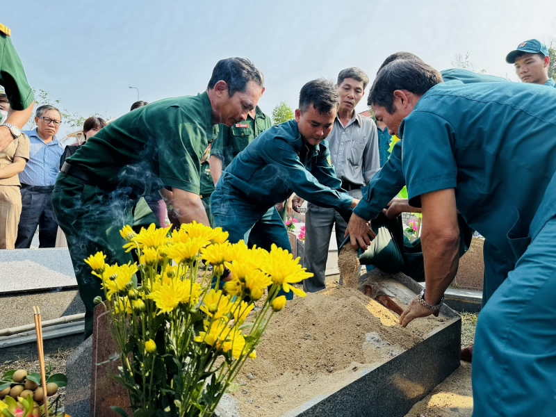 Tổ chức truy điệu và an táng hài cốt liệt sĩ vừa tìm thấy ở Phú Yên -0