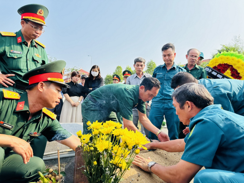Tổ chức truy điệu và an táng hài cốt liệt sĩ vừa tìm thấy ở Phú Yên -1