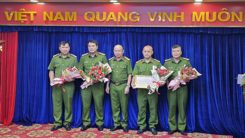 Khen thưởng các đơn vị khám phá nhanh vụ án giết người -0