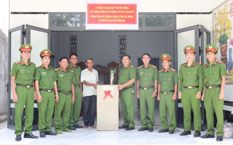 Bàn giao nhà đồng đội cho chiến sỹ Cảnh sát cơ động -0