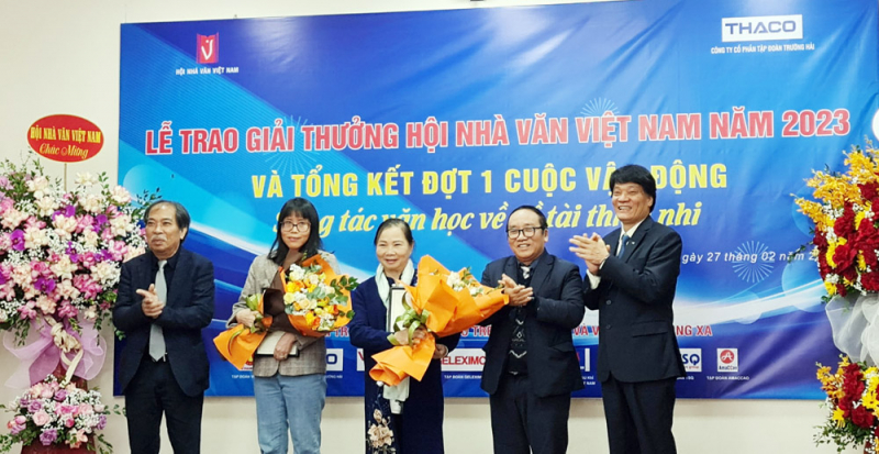 trao giải.jpg -1