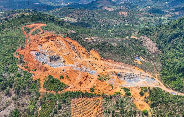 Đá khổng lồ văng khỏi khai trường đánh sập cầu sắt -0