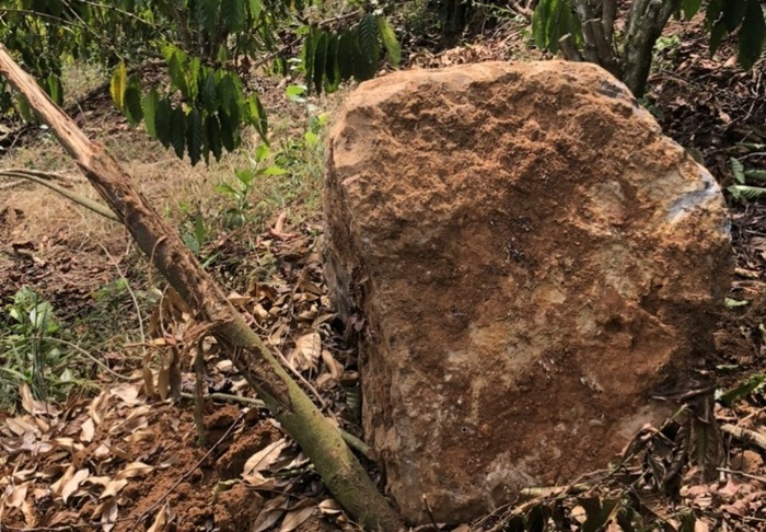 Đá khổng lồ văng khỏi khai trường đánh sập cầu sắt -0