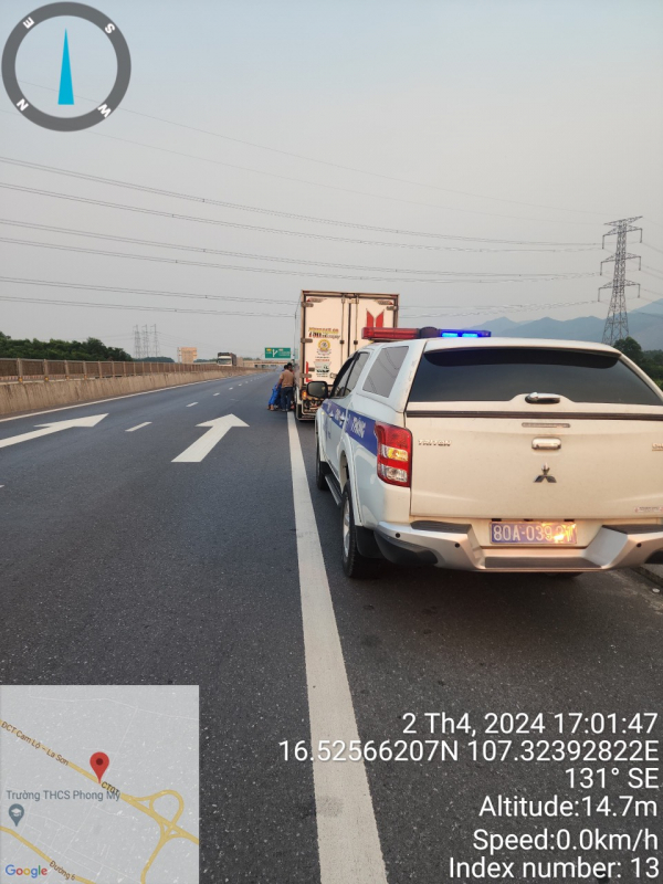 Liên tiếp ô tô bị nổ lốp trên cao tốc Cam Lộ - La Sơn: CSGT vất vả cứu hộ dưới nắng nóng -2