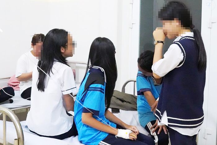 Làm rõ nguyên nhân 28 học sinh nhập viện sau khi ăn kẹo mua ở cổng trường -0