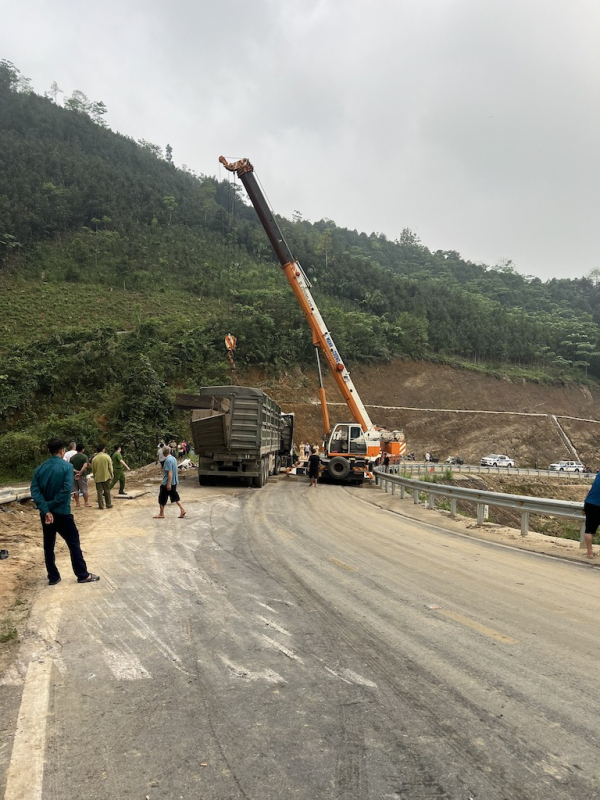 Cứu 3 người bị nạn trong vụ tai nạn giao thông -1